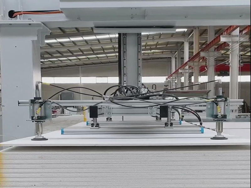 <b>复合风管生产线</b>